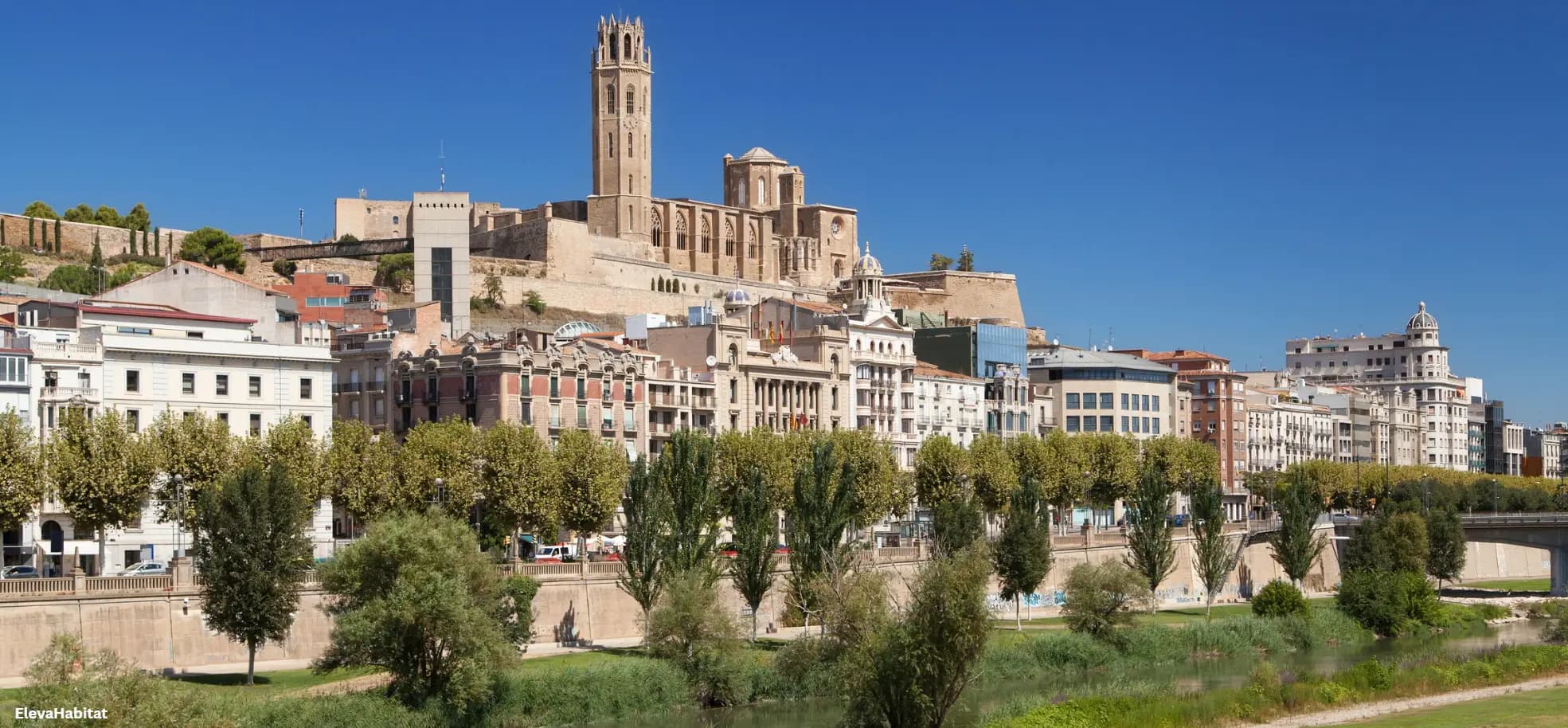 Vista panoràmica de la Seu Vella de Lleida al capvespre, representant el mercat immobiliari d'ElevaHabitat.