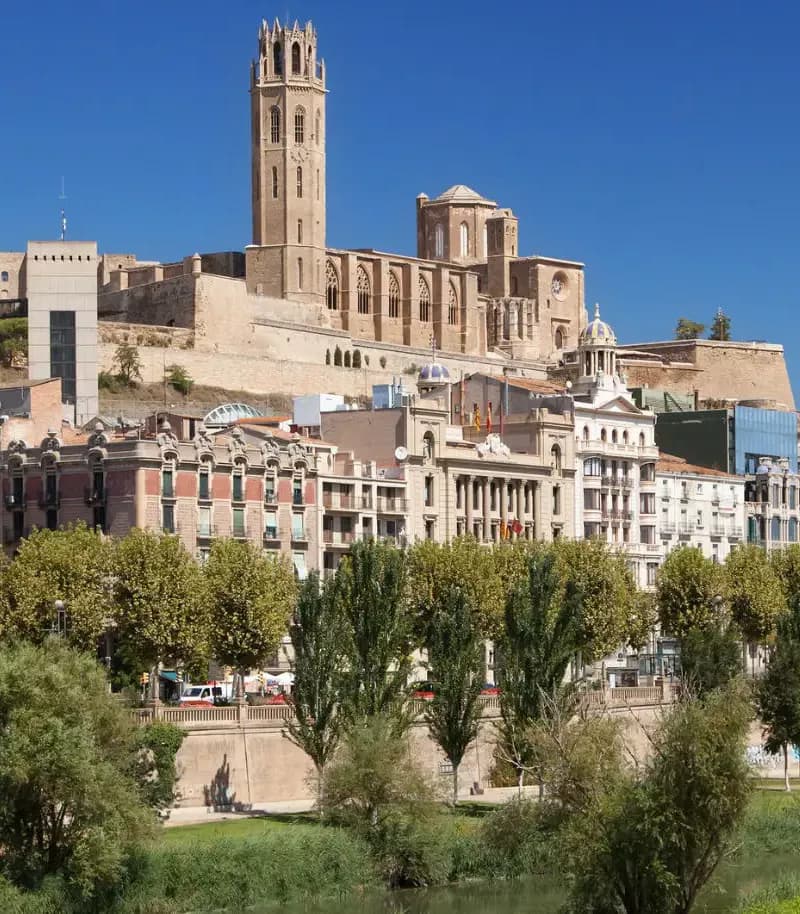 Vista panoràmica de la Seu Vella de Lleida al capvespre, representant el mercat immobiliari d'ElevaHabitat.