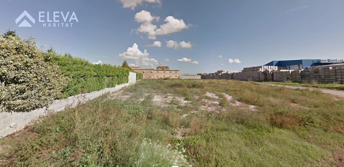 Façana exterior del {Terreno urbanizable} en venda a {Cataluna}