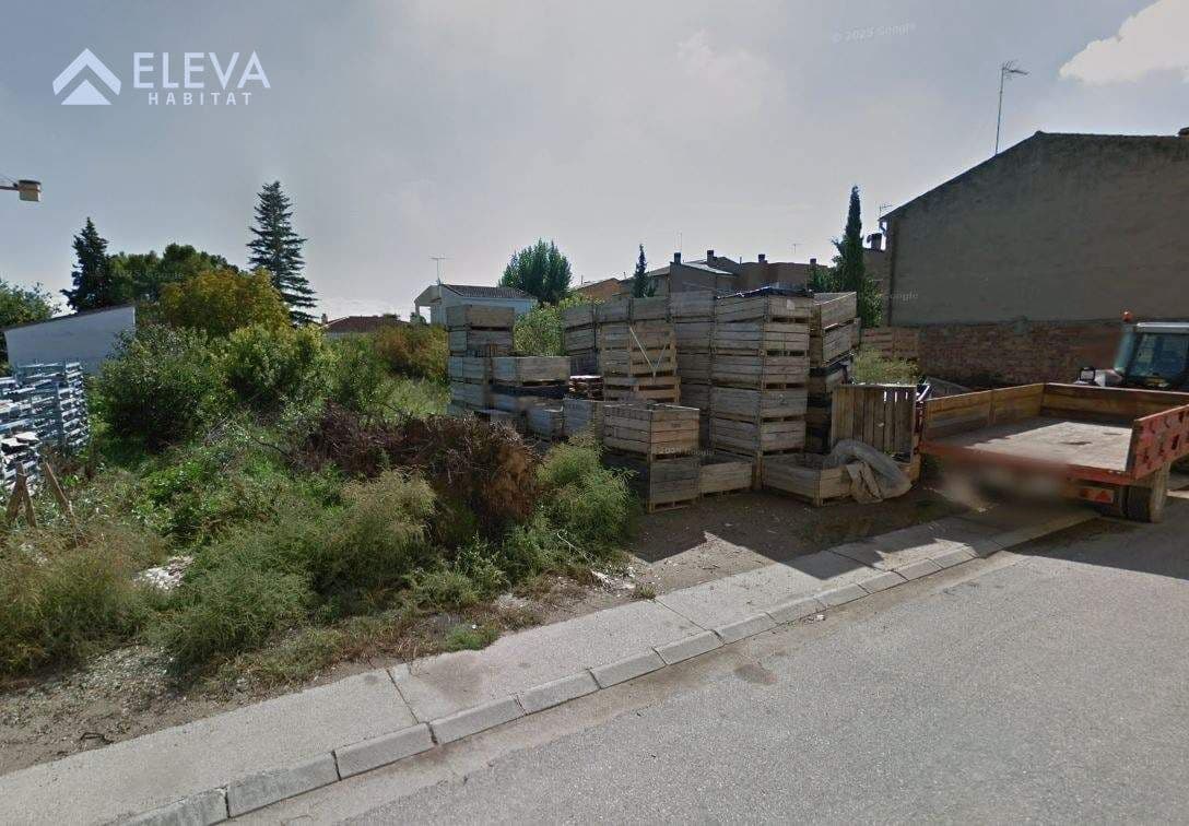 Façana exterior del {Terreno urbanizable} en venda a {Cataluna}