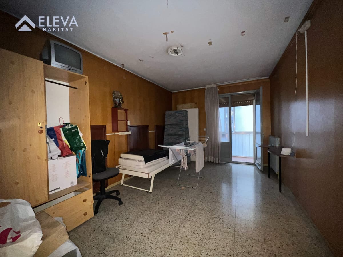 Façana exterior del {Piso} en venda a {Princep de Viana-Clot}