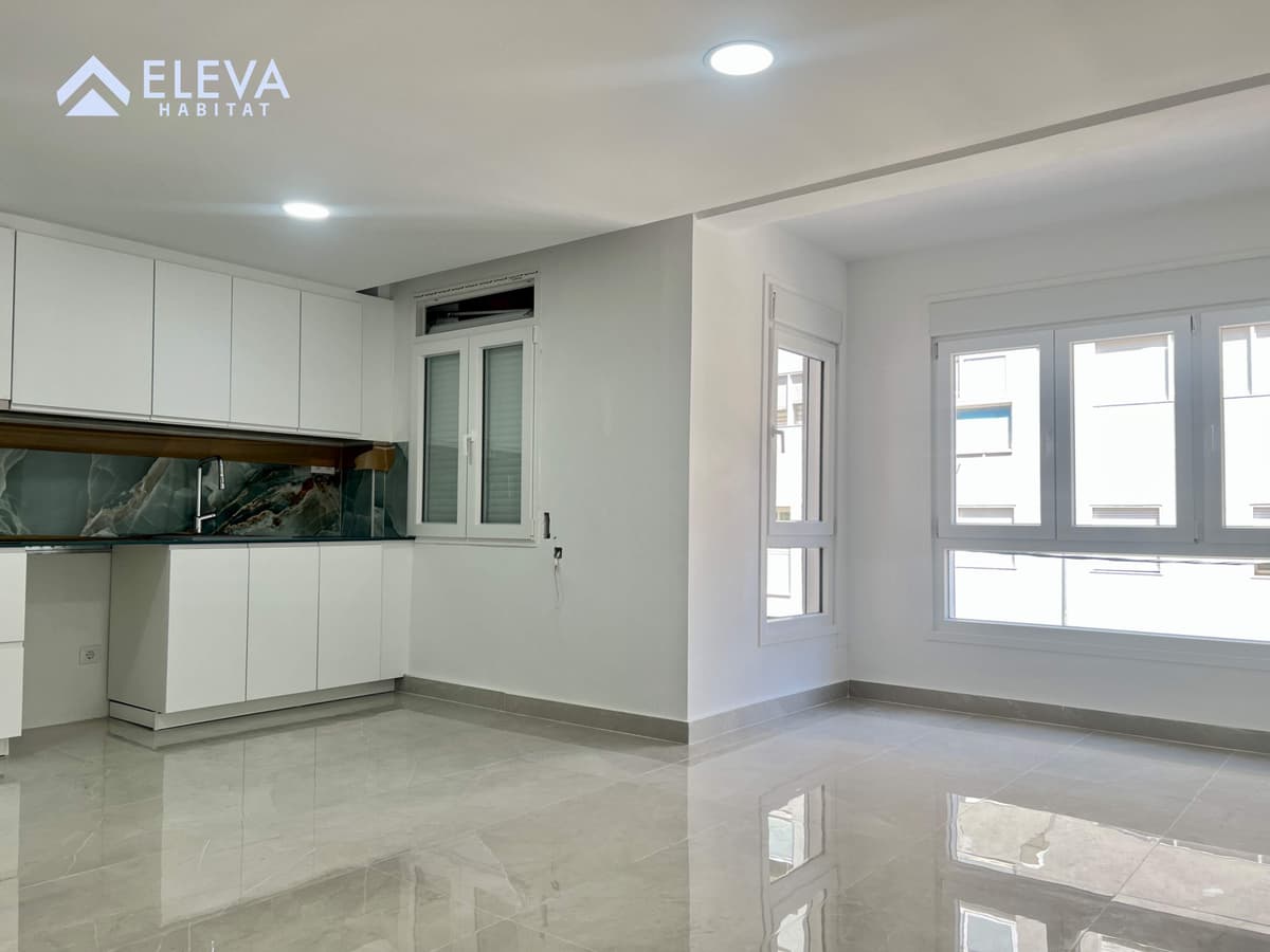 Façana exterior del {Piso} en venda a {JOC DE LA BOLA}