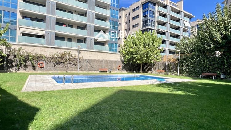 Piso con terraza, piscina y parking en Cappont