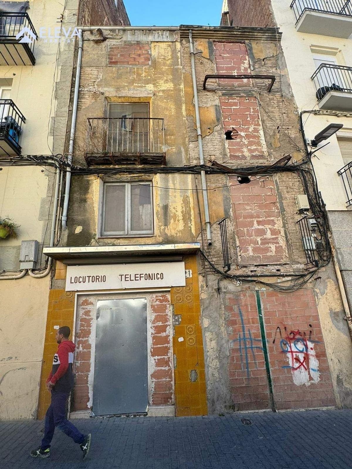 Façana exterior del {Parcelas} en venda a {RECTORAT}