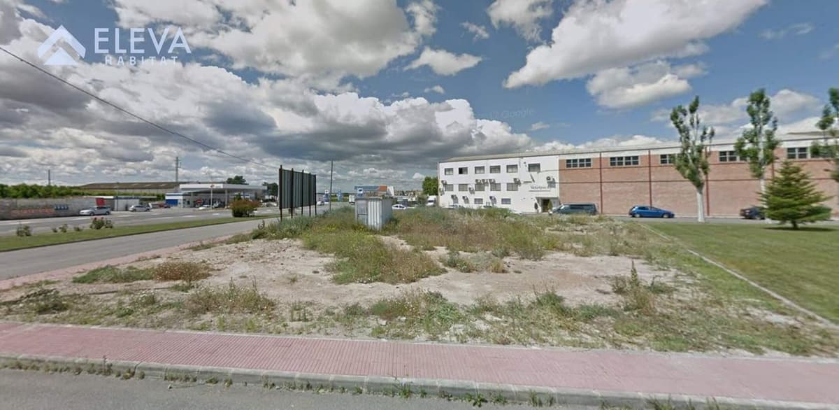 Fachada exterior del {Parcelas} en venta en {Cataluña}