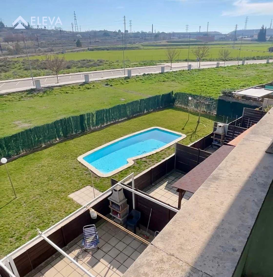 Façana exterior del {Adosado} en venda a {La Bordeta}